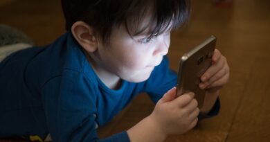 Uzależnienie od smartfonów coraz bardziej powszechne wśród dzieci. Co trzecia użytkowniczka ma problemy psychiczne